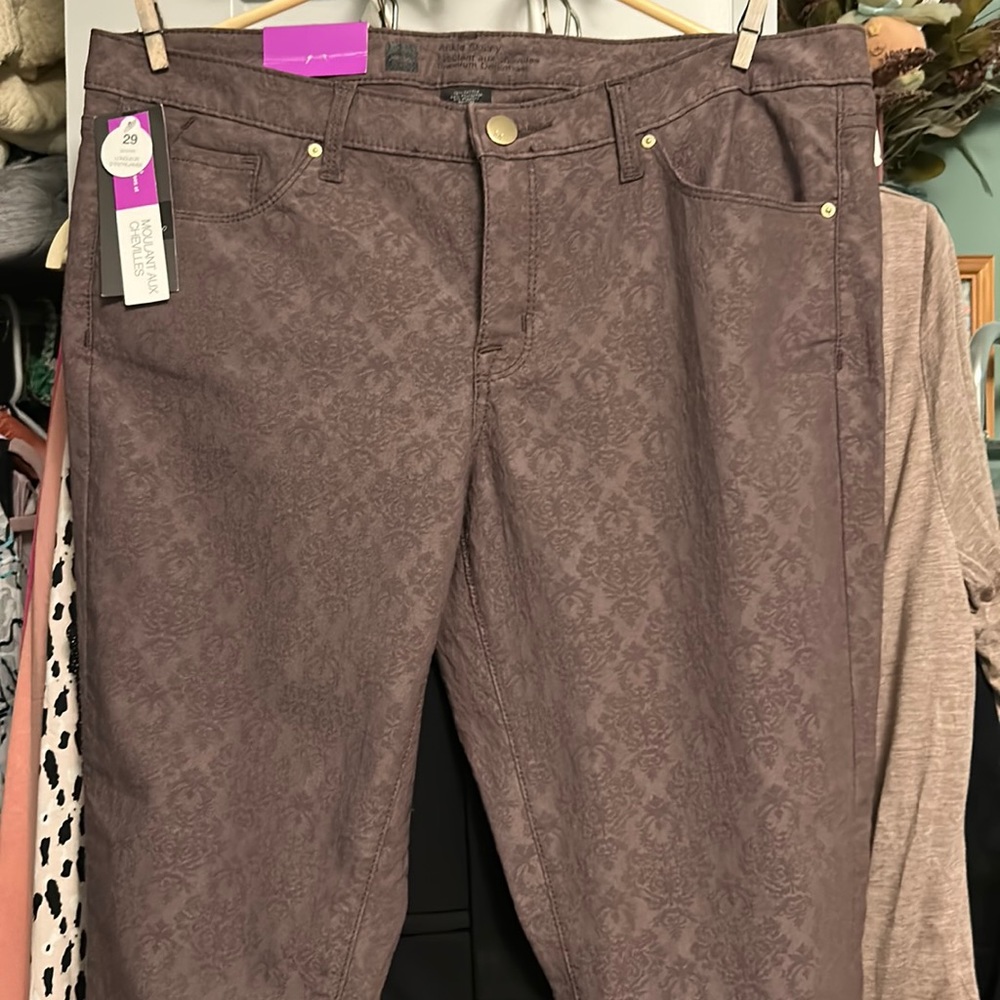 Mid rise patterned ankle skinny pants.